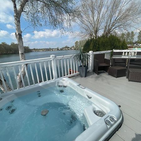 Lakeside Retreat 4 With Hot Tub, Private Fishing Peg Situated At Tattershall Lakes Country Park Екстер'єр фото