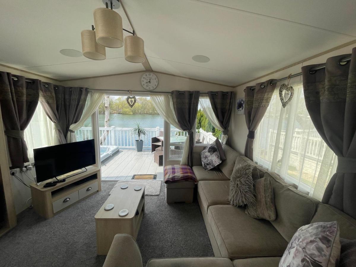 Lakeside Retreat 4 With Hot Tub, Private Fishing Peg Situated At Tattershall Lakes Country Park Екстер'єр фото