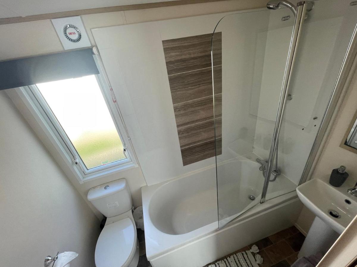 Lakeside Retreat 4 With Hot Tub, Private Fishing Peg Situated At Tattershall Lakes Country Park Екстер'єр фото