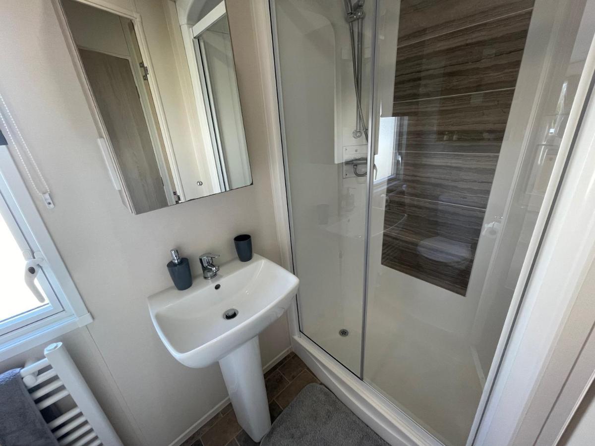Lakeside Retreat 4 With Hot Tub, Private Fishing Peg Situated At Tattershall Lakes Country Park Екстер'єр фото